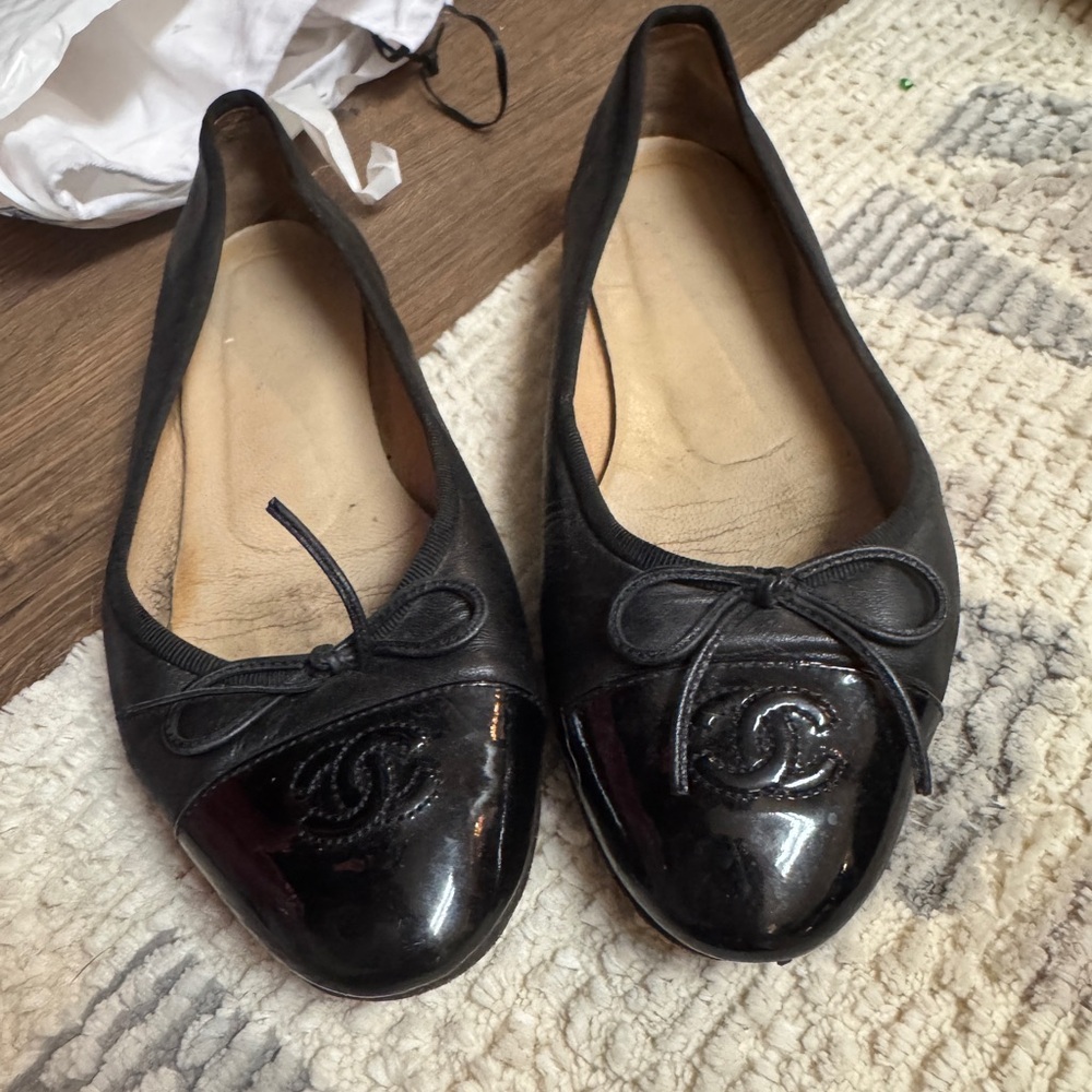 CHANEL Black Leather & Patent Cap Toe Bow Ballet Flats